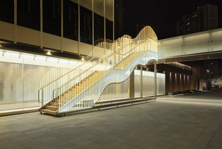 07-2 雾梯连接康定路入口与二层露台，轻盈、通透，诱人登上云端 © 王鹏飞.jpg